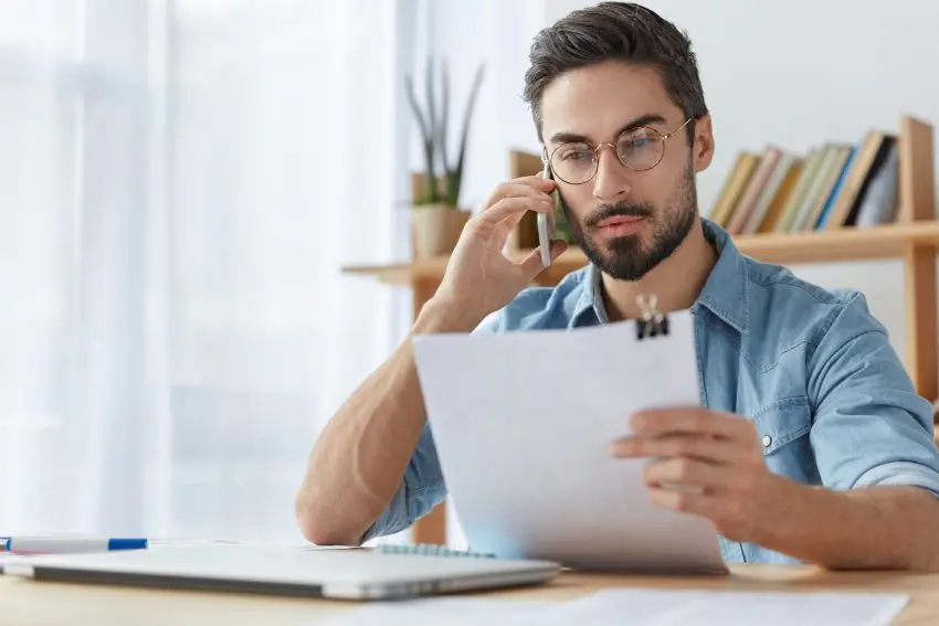 Mies miettii yrittäjyyttä